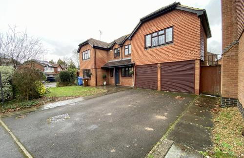Beautiful 5 Bed 3 Bathroom Detached Family Home 8 - Photo 24