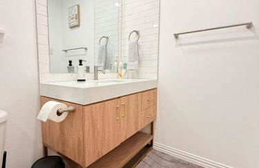 Cozy Lakeview Retreat Home - Photo 35