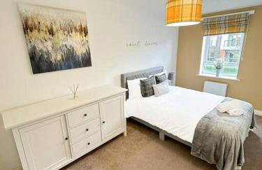 Luxury 3 Bedroom House With FREE Parking - Foto 16