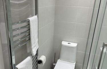 Stylish City Retreat with Views & Court Yard - Foto 12