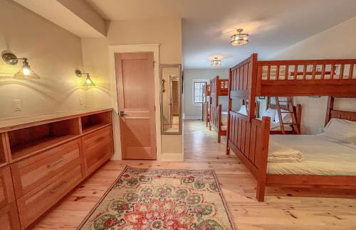 Stunning Luxury Ski-InSki-Out Home w Hot Tub - Foto 37