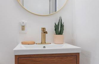 Retro Retreat renovated 2BR, desk, no chore list! - Foto 12