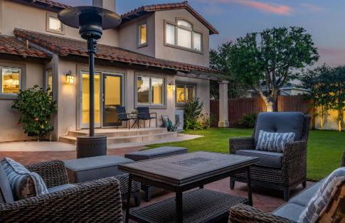 Luxury Retreat with Private Yard close to Beaches and FIFA Sleeps 10 - Foto 1