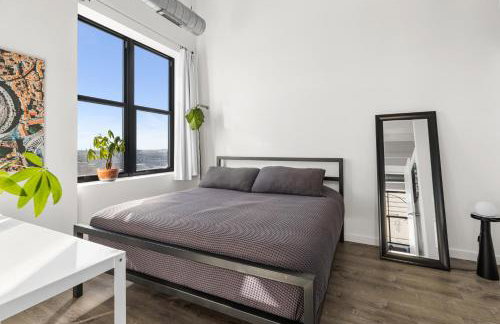 Modern Historic Loft 19ft Ceilings, Gym, Heated Parking, Skyline Views, Balcony - Foto 58