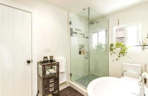 Chic Beach Bungalow 3 Blocks from the Sand - Foto 6