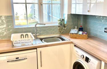 Luxury Modern House, Free Driveway Parking and Garden! Fully Equipped, Sleeps 6 Guests - Foto 14