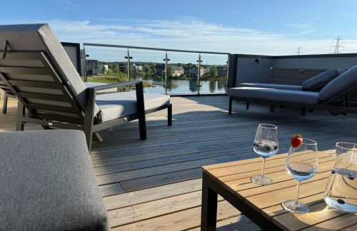 Still Waters - Luxury Lakeside Retreat with Hot Tub - Photo 67