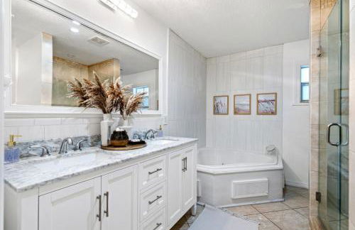 Beachside Escape Poolhouse w Game Room, Grill - Foto 33