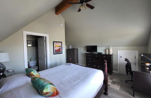 Sunkissed 3BR beach getaway - dog-friendly fenced yard, firepit, glimpse ocean views, near beach access, sleeps 8 - Foto 16