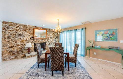 Large pool home and blocks away from the beach - Foto 21