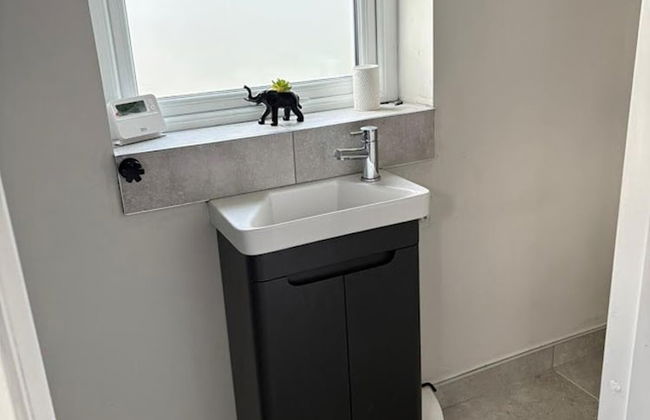 Lisburn - 1 Bedroom - Sleeps 2 - Street Parking - Foto 4