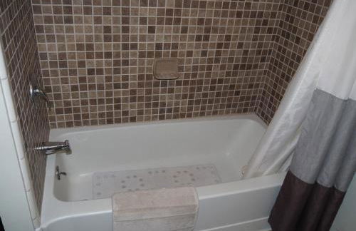 The Cute & Cozy - Lower Apt - Great Location! - Photo 43