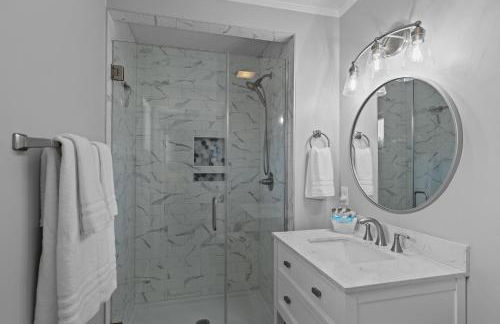 Colorful Emerald Isle Home Just Steps to Beach! - Foto 7