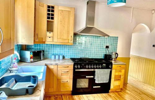 Inviting 4-Bed House near Heathrow w Fireplace - Foto 16