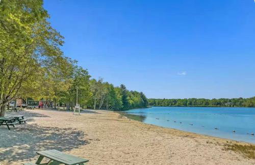 WOW!! Ultimate Pocono Retreat Hot Tub, Game Room, Fire Pit, Near Lakes & Hiking! - Foto 52