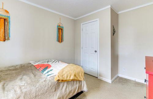 Near Hiking! Mtn-View Midway Home with Deck - Foto 16