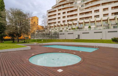 Elegant Riverfront Flat | Pool & Sports by Host Wise - Foto 50