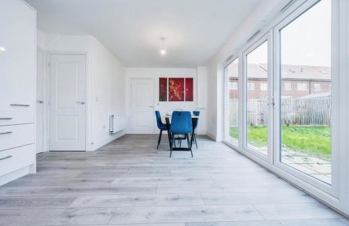 Spacious Luton Home Sleeps 8 - Foto 6