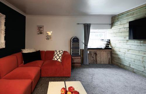 The Farmhouse with two hot tubs - Foto 53