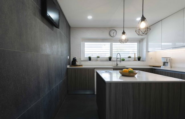 Sesimbra Stylish Villa by Homing - Photo 14