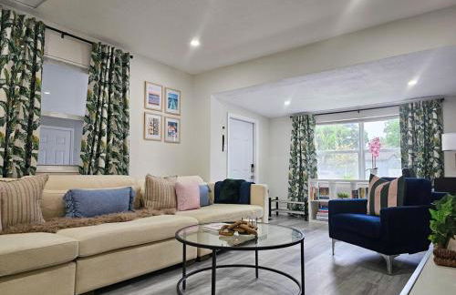 The Ruby - Hot Tub - King beds - Close to LMC - Foto 7