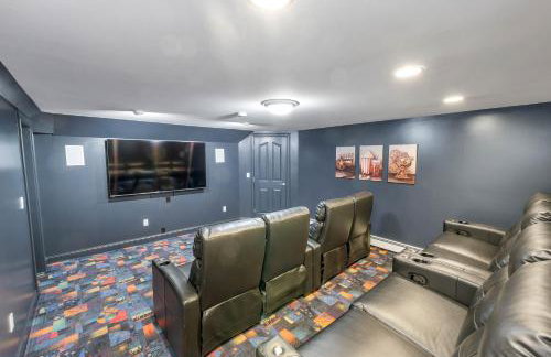 White Mountain Retreat with Theater, Fire Pit, Game Room and River Access - Foto 3