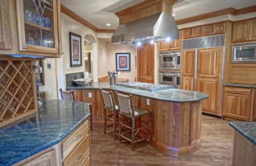 Outdoor Private Hot Tub, In Home Movie Theater, Luxurious Creekside Home - Photo 11