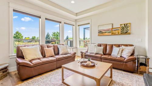 Modern 5BR Retreat with Hot Tub Cold Plunge & Park - Foto 3