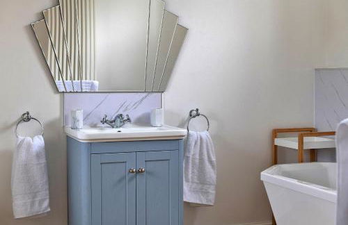 Finest Retreats - Moelis Granary - Luxury Cottage with Hot Tub - Photo 17