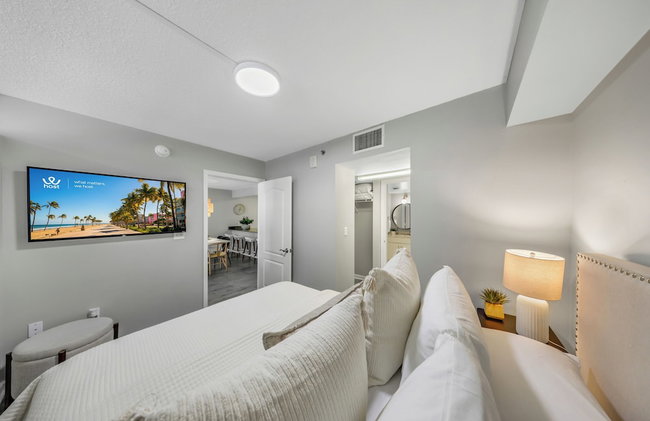 Luxurious 3BR Condo with Pool in Brickell - Photo 59