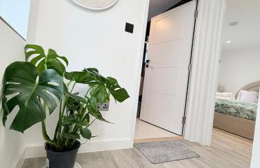 Bright Modern Apartment - Photo 18