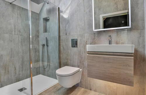 Avon House - modern family home - Photo 27