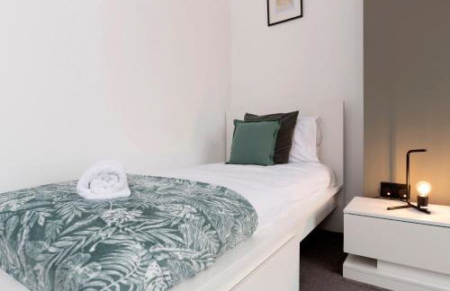 Spacious 4BR Home in Gateshead Sleeps 8 with FREE Parking - Foto 21