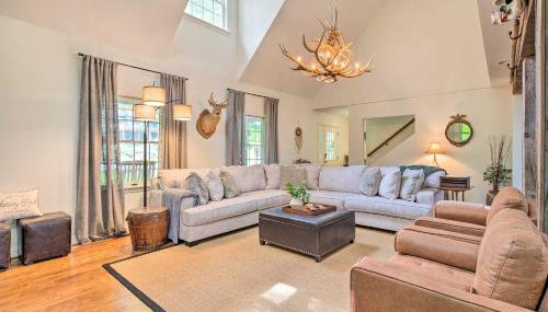 Deck with Fireplace Pet-Friendly Lake Lure Retreat - Foto 4