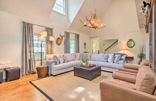 Deck with Fireplace Pet-Friendly Lake Lure Retreat - Foto 4