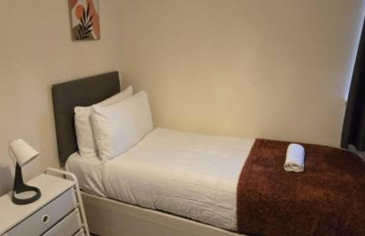 Cosy House- Sleeps 7 Centrally Located Free Parking, Fast WIFI Smart Tv with Sky and Netflix Business Travellers Relocators Leisure Welcome - Foto 31