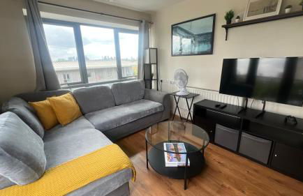 Sunset Heights Bright 2BR with City Views and Free Parking - Foto 8