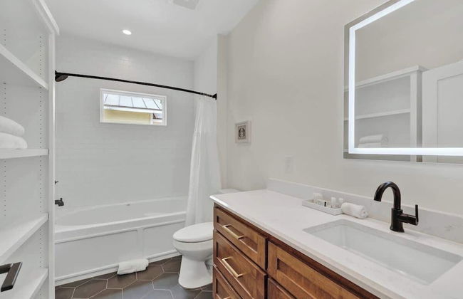 The Grove D With Hot Tub & King Beds - Walk to Main - Foto 11