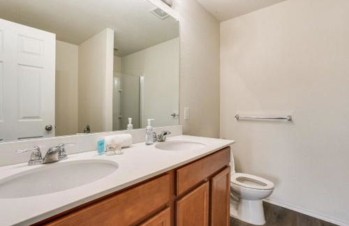 Modern Home with Private Yard and Patio in Little Elm! - Foto 14