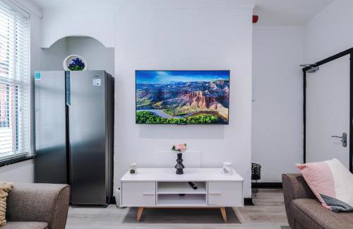 Spacious 5 bedroom house near Leeds City Centre sleeps 12 suits contractors with free parking - Foto 64