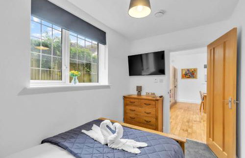 Garden Lodge With Parking By My Getaways - Foto 10