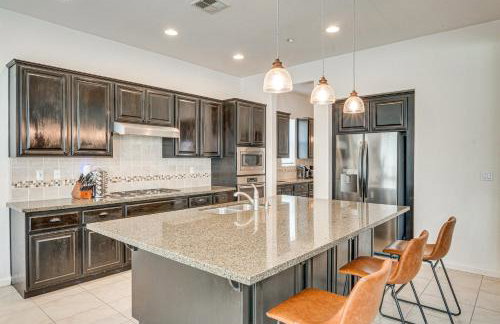 Rio Bravo Country Club Home in Bakersfield with Pool - Photo 2