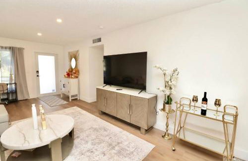 Luxury Oasis Getaway w/pool 15 mins from beach - Foto 7