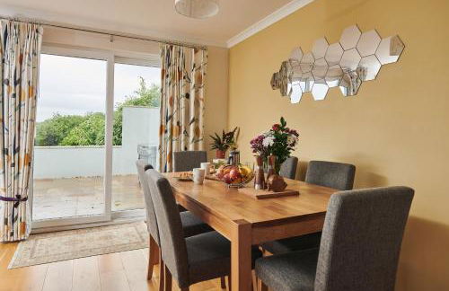 Lloret, Contemporary Retreat with Hot Tub & Waterside Views - Photo 7