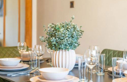 M54 Luxury Escape Sleeps 7- 4 Beds Off M54 - Driveway Parking- RAF Cosford Telford Albrighton Oxley Staffordshire -JLR Wolves Stafford I54 Business Park- 10 Mins to M6- 45 Mins to NEC and BHX Airport Regular & Long Work Stays available - Samina- ARZ Stays - Foto 24