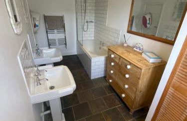 Fermaine, 50m from sea, garden, dogs, town centre - Photo 29