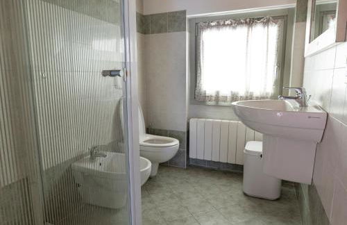 EnjoyIseoLake - La Villetta - Casa vacanze perfetta con giardino, vista lago e piscina - Photo 26