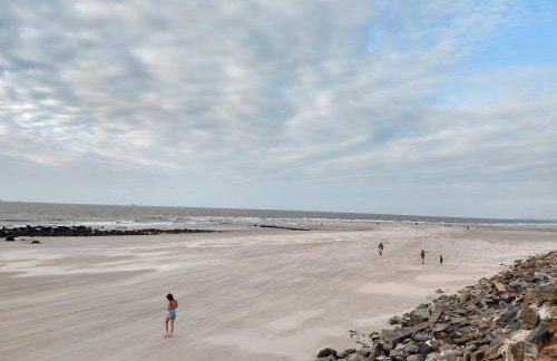 Apartamento amplo perto da Praia da Litorânea - Carmona Temporadas - Foto 27