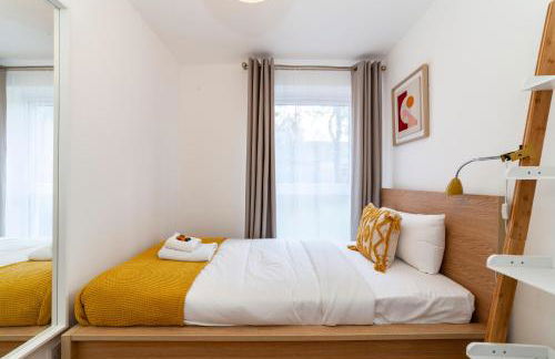 Bright 2BR flat off trendy Chiswick High Road - Photo 21