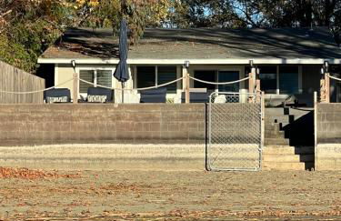 Peaceful Lakeside Retreat - Cozy 3BR Waterfront Home - Foto 30